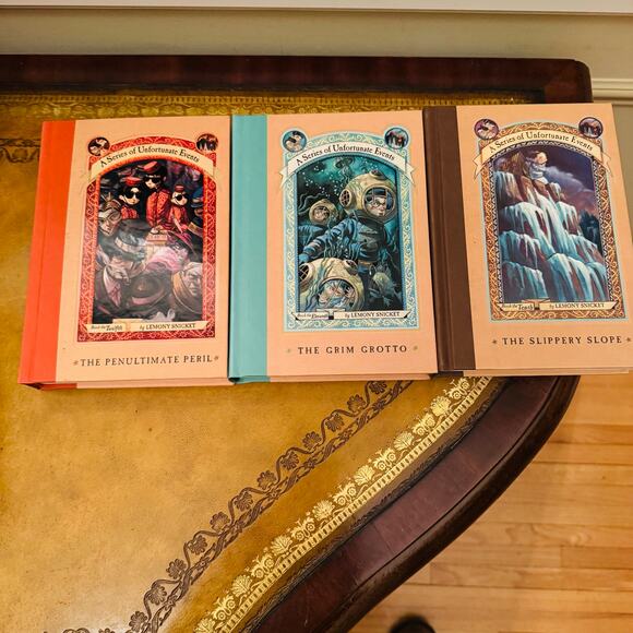 Series of Unfortunate Events Box Set Books The Gloom Looms by Lemony Snicket NEW - Picture 5 of 8